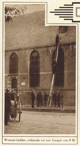 300987 Afbeelding van een demonstratie van de Weener ladder van de Utrechtse brandweer, tegen de gevel van de ...